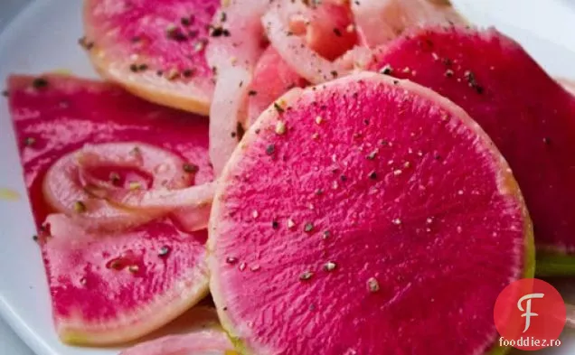 Salată De Ridiche De Pepene Verde Cu Ceapă Murată Dulce