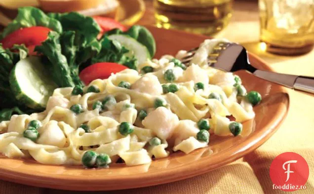 Fettuccine Alfredo cu scoici și mazăre