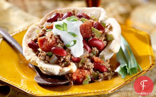 Chili într-un castron de biscuiți