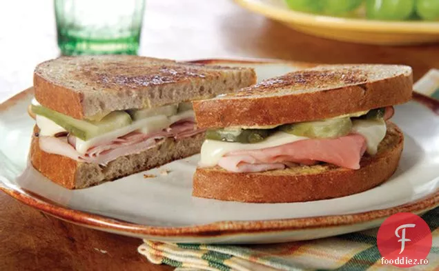 Sandwich combinat cu șuncă afumată și curcan