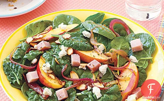 Salată caldă de spanac cu ceapă roșie și nectarine