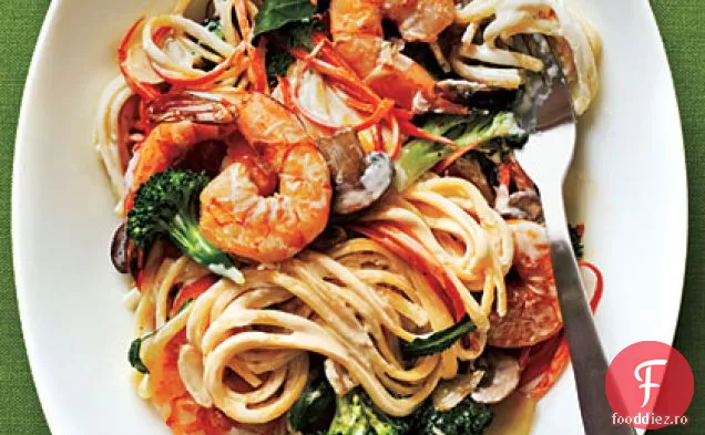 Linguine cremoasă cu creveți și legume