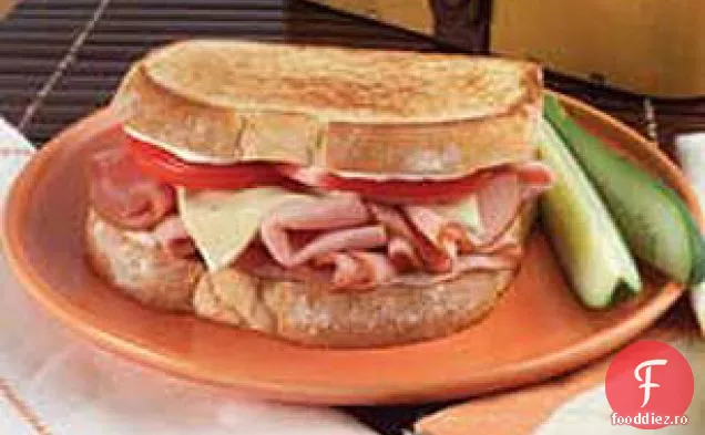 Sandviș Cu Ardei Iute, Șuncă Și Roșii La Grătar