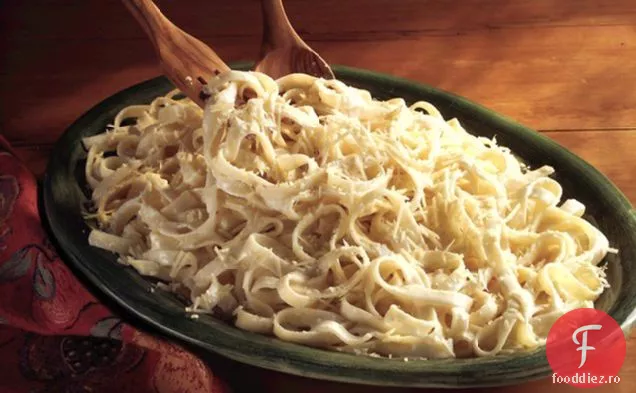 Fettuccine cu sos Alfredo de casă