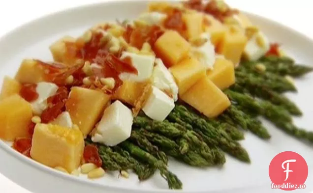 Salată de sparanghel și pepene galben la grătar