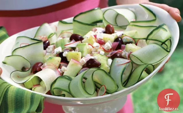 Salată de castraveți crocantă și ușoară