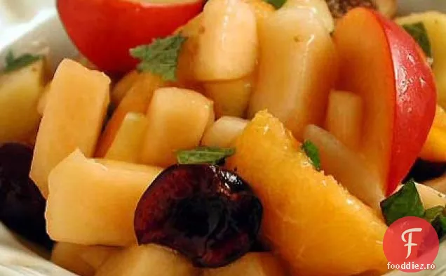 Salată de fructe de vară cu sirop de lămâie și miere