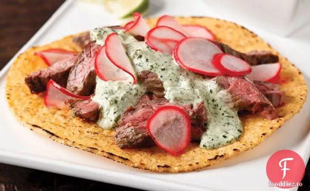 Steak Tostadas cu salată de ridiche
