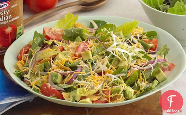 Salată tocată cu chipsuri de Tortilla și sos de Avocado