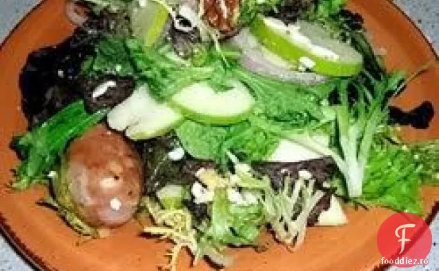 Salată crocantă de mere și cârnați