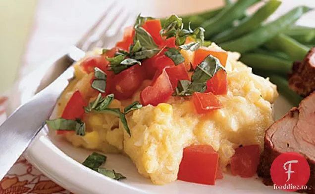 Polenta cu două porumb cu roșii, busuioc și brânză