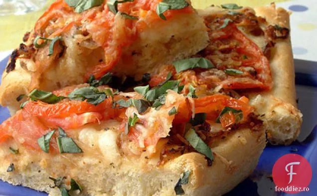 Focaccia de roșii și parmezan cu ceapă caramelizată