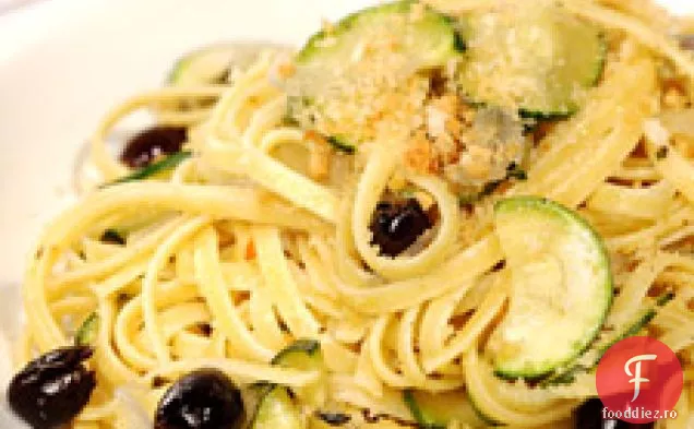 Linguine Cu Dovlecei, Usturoi, Măsline Negre Și Pâine Prăjită
