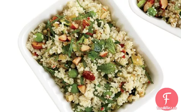 Salată de cuscus cu dovlecei și migdale prăjite