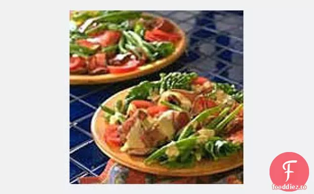 Salată de vită și fasole la grătar cu roșii