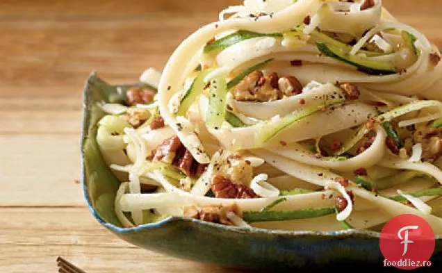 Fettuccine cu dovlecei și nuci pecan