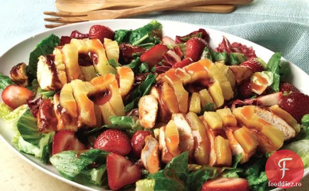 Salată de pui și fructe la grătar