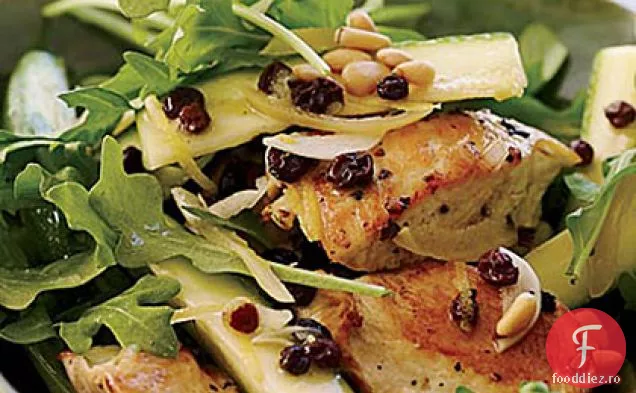 Salată de pui cu dovlecei, lămâie și nuci de pin