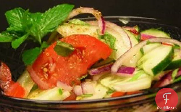 Salată de castraveți, roșii și ceapă roșie cu mentă