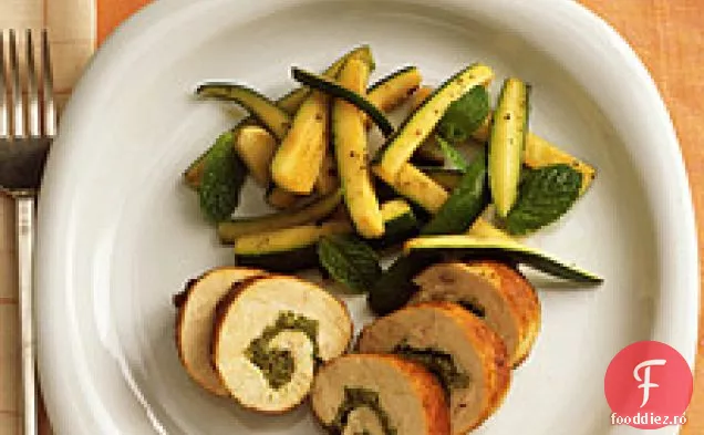 Piept de pui rulat cu Pesto de migdale-mentă și dovlecei