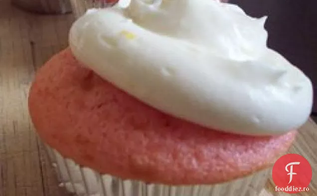 Cupcakes cu căpșuni cu glazură de brânză cremă de coajă de lămâie