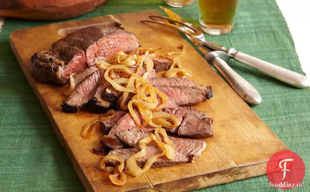 Friptură marinată cu ceapă caramelizată
