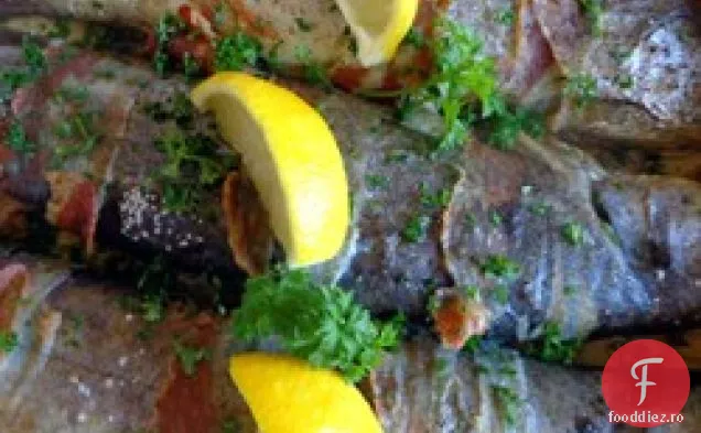 Păstrăv învelit în slănină