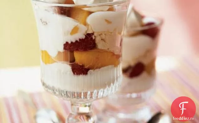 Piersici și zmeură Pavlova Parfaits