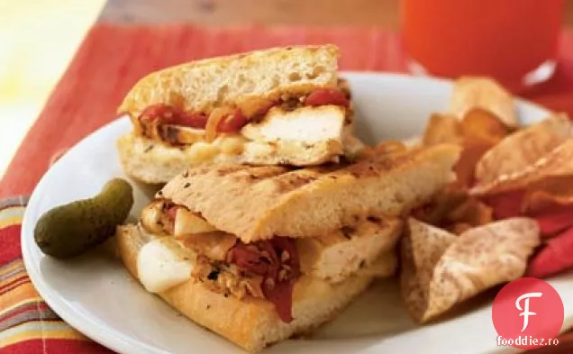 Sandvișuri cu pui la grătar și ardei roșu prăjit cu brânză Fontina