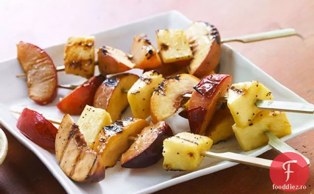 Kabobs de fructe la grătar cu sos cremos de miere