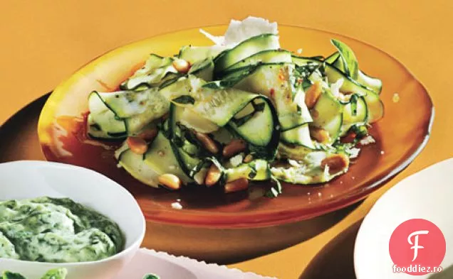 Salată De Dovlecei Ras Cu Parmezan Și Nuci De Pin
