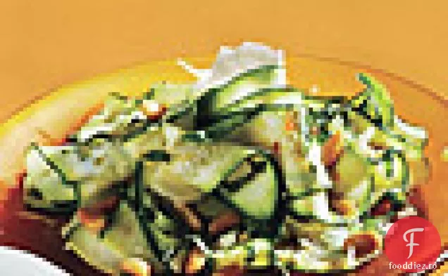 Salată de dovlecei ras cu nuci de pin parmezan