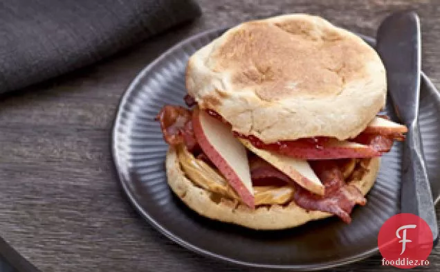 Sandwich Cu Unt De Arahide, Bacon Și Jeleu De Piper