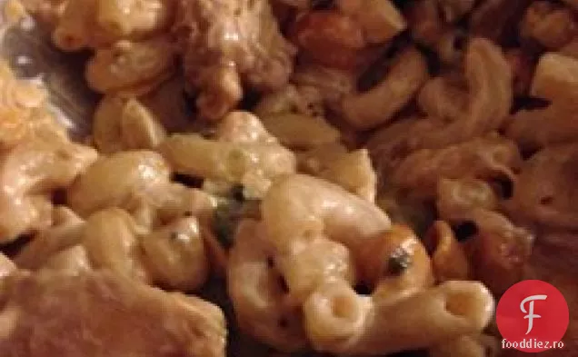 Salată de pui și paste marinate