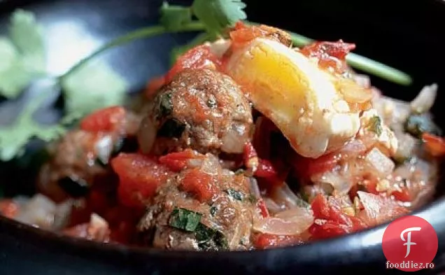 Tagine Kefta Mkawra (Tagine de chifteluțe în sos de roșii cu ouă)