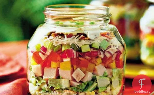 Salată stratificată de pâine de porumb și curcan