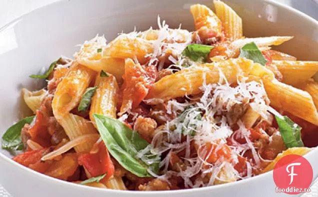 Roșii proaspete, cârnați și paste Pecorino