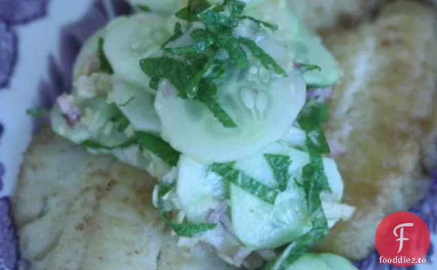 Salată Picantă De Castraveți Cu Ghimbir, Șalotă Și Mentă Peste Crocant