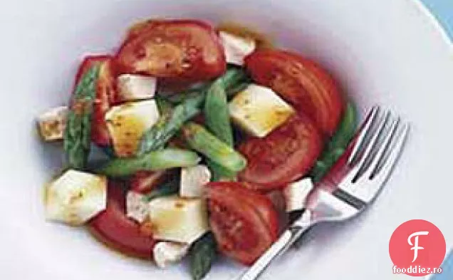 Salată de primăvară cu pui fript