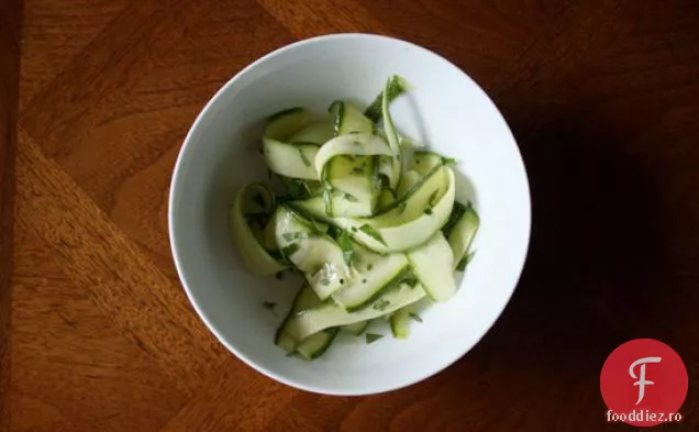 Panglici De Dovlecei Și Dovlecei Galbeni Cu Daikon Și Oregano Și Busuioc