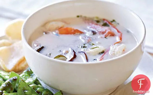 Supă thailandeză caldă și acră cu creveți