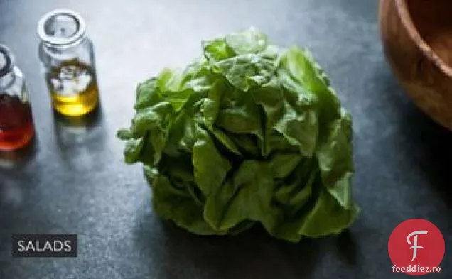 Salată română îmbrăcată cu piure de hamsii, ou fiert tare sfărâmat și mușcături de pâine integrală prăjită
