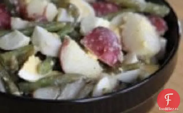 Salată de cartofi, ouă și fasole verde