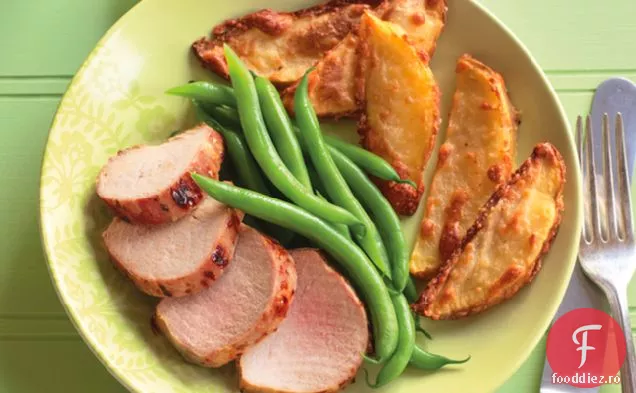 Carne de porc prăjită într-o tigaie cu cartofi prăjiți cu parmezan