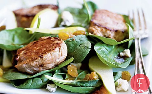 Salată caldă de spanac cu carne de porc și pere