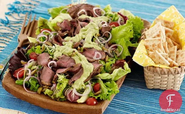 Salată de friptură la grătar cu pansament cremos de Avocado