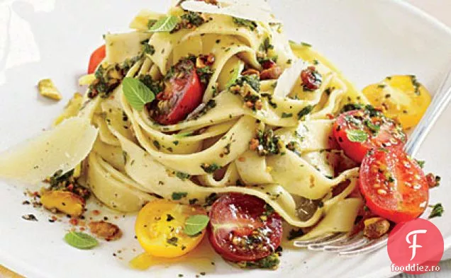 Fettuccine cu Pesto de fistic-mentă și roșii