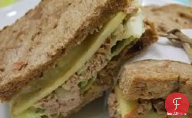 Spam la grătar, roșii, brânză Cheddar și sandvișuri cu ceapă dulce