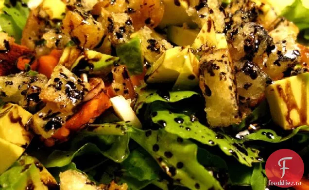 O masă ușoară de 30 de Minute: salată de rucola cu Avocado și pește sotat cu măsline și roșii