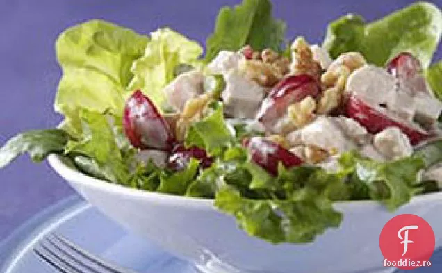 Salată de curcan cu cireșe și nuci
